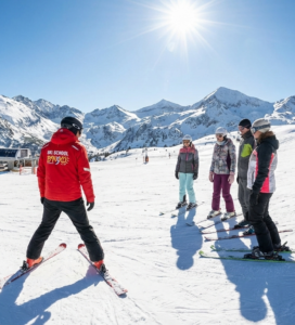 Група начинаещи скиори с инструктор на Бъндеришка поляна в Банско.