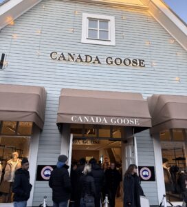 Фасада на магазин Canada Goose с опашка от хора пред входа в ранната вечер.