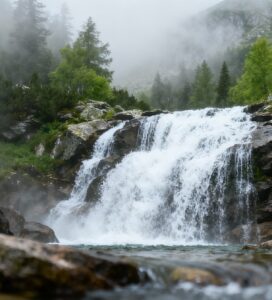 Мощен водопад в река Демяница, Пирин планина, Банско България, естествена природна забележителност