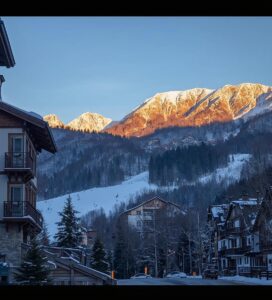 Зимен пейзаж от Банско с поглед към Пирин планина и традиционна архитектура