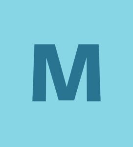 зелен контейнер, пълен с дървени отломки, бетон и други строителни отпадъци, намиращ се на строителна площадка. На заден план се вижда незавършена сграда с открити етажи и висока планина със снежни върхове под ясно синьо небе.