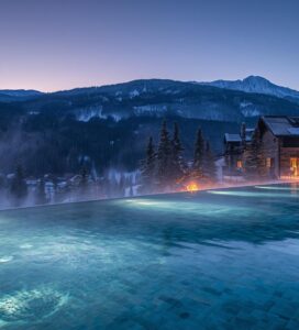 Луксозен СПА хотел в Банско с външен минерален басейн и гледка към заснежените върхове на Пирин.