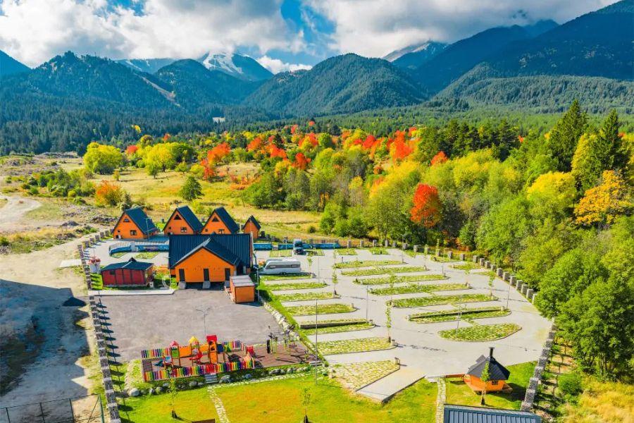 Къмпинг „Between the Mountains“ 