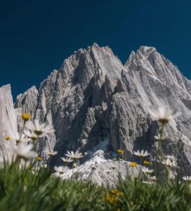 Величествена гледка към Джамджиевите скали и ръба към връх Вихрен в Пирин планина през лятото.