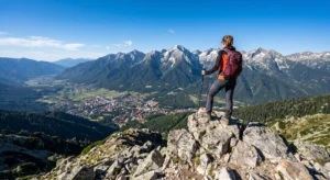 Активен човек на връх в Пирин планина с изглед към Банско – програма за отслабване