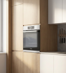 Интериор на малка модерна кухня в апартамент в Банско със светли шкафове и вградени уреди