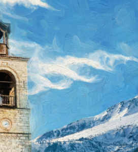 Църква Света Троица в Банско с часовниковата кула и Пирин планина на заден план