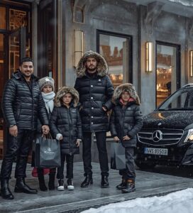 Турско семейство с луксозна ски екипировка и покупки в Банско