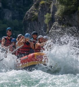 Рафтинг лодка с екипаж в бързеите на река Струма близо до Банско