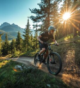 Планински колоездач (MTB) по горска пътека в Банско на фона на Пирин