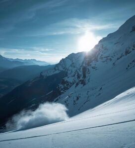 Лавиноопасен склон и улеи в Пирин планина над ски зона Банско през зимата.