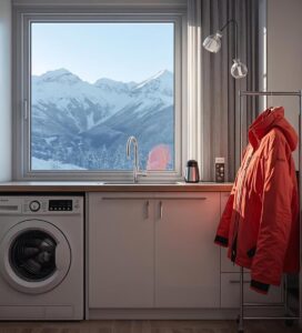 Компактна пералня и сушилня, монтирани в малък апартамент в Банско с гледка към Пирин.