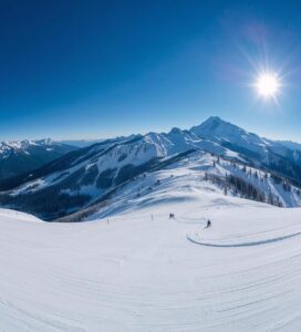 Панорамна гледка от ски писта Платото в Банско с връх Вихрен на заден план.
