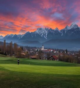 Пирин Голф игрище на фона на заснежените върхове на Пирин планина до Разлог