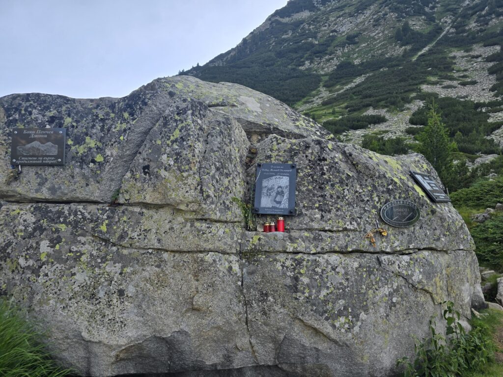 Голяма мемориална скала с паметни плочи на загинали планинари и алпинисти в Пирин планина, включително жертви на лавини.