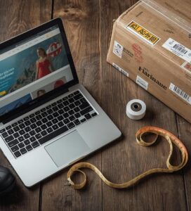 Наръчник за пазаруване от чужбина – лаптоп, ски обувки и пратки.