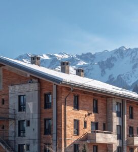 Жилищна сграда на етап Акт 14 в Банско с гледка към заснежения Пирин