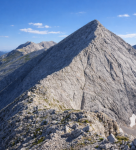 Гледка към връх Бански суходол и мраморното било на Пирин през лятото