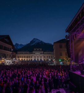 Сцена на Международния джаз фестивал в Банско през нощта с публика и планина Пирин
