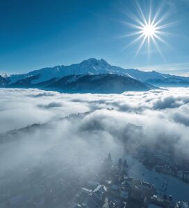 Температурна инверсия в Банско – слънчеви писти над облаците и мъгла в града.