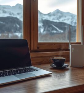 Работно място на дигитален номад в Банско с 5G рутер и гледка към Пирин.