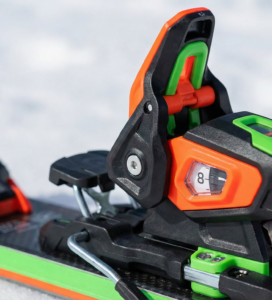 Задна част на ски автомат с прозорче за DIN настройка