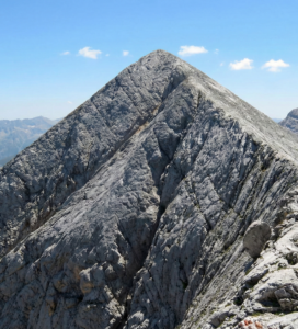 Гледка към мраморния Връх Кутело и ръба Кончето в Пирин през лятото