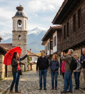 Група туристи на Free Tour Банско пред църквата Света Троица и старинните къщи