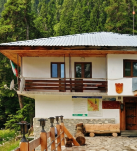 Хижа Яворов в Пирин планина с мраморните върхове на заден план през лятото.