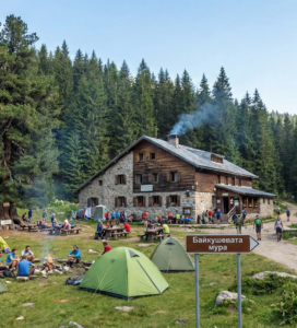 Хижа Бъндерица в Пирин с палатков лагер и гора