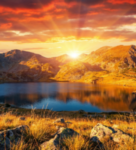 Тевно езеро и заслонът в Пирин планина по залез слънце с връх Каменица на заден план