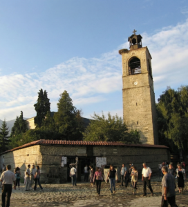 Църква Света Троица в Банско с камбанарията на фона на Пирин планина