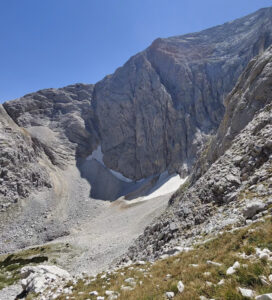 Циркусът Казаните в Пирин с мраморни скали и целогодишен снежник под връх Вихрен.