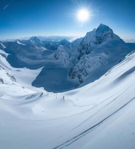 Фрирайд скиори се спускат в Чашите под Тодорка, Банско, дълбок сняг