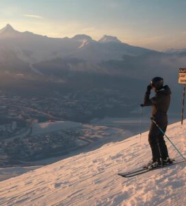 Скиор си слага каска за безопасност на писта в Банско Пирин