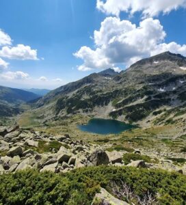 Връх Каменица в Пирин планина, гледан от района на заслон Тевно езеро през лятото.