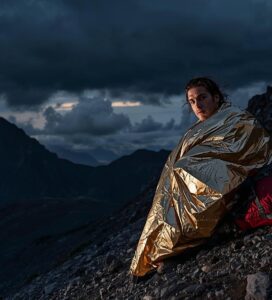Турист, увит в спасително фолио (авариен подслон) в Пирин