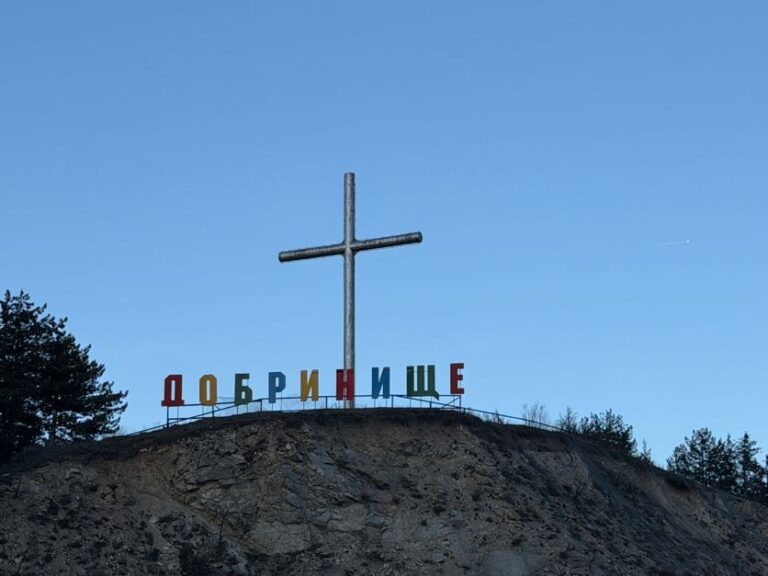 Нощният силует на светещите кръстове над населените места в Пиринско напомня за вековните традиции и вярата на местните хора.