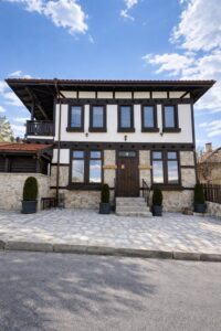 Къща за гости в традиционен български стил в Баня с каменна фасада и дървени елементи