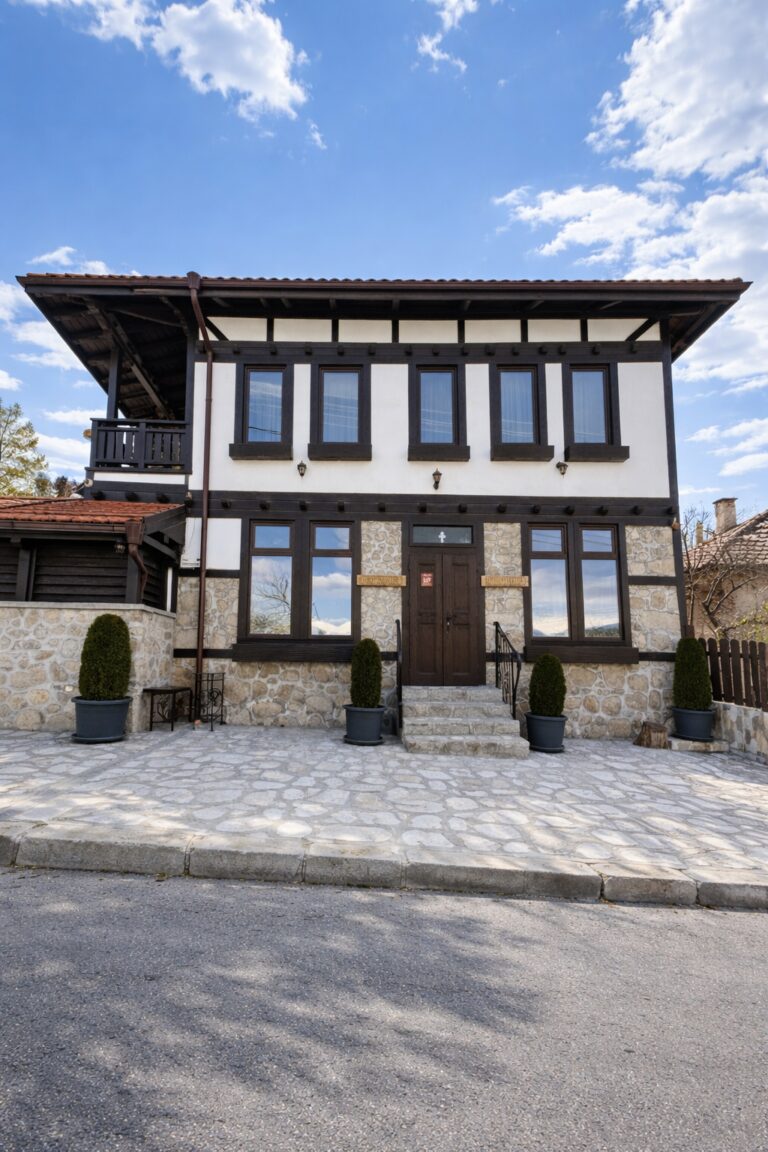 Къща за гости в традиционен български стил в Баня с каменна фасада и дървени елементи