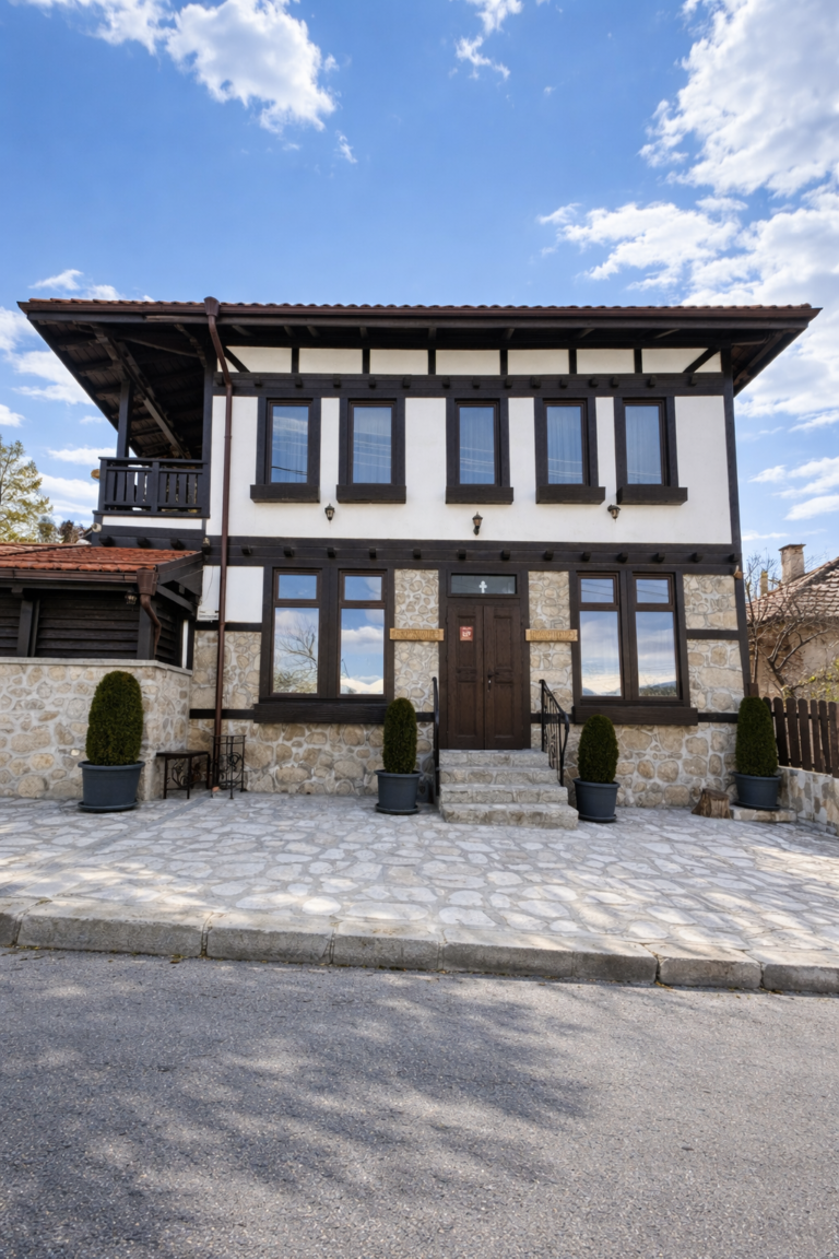 Къща за гости в традиционен български стил в Баня с каменна фасада и дървени елементи