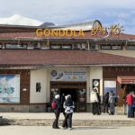 Скиори и хотелски микробуси пред началната станция на Гондолата в Банско през зимата