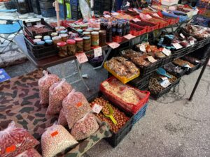 Сергия на неделния пазар в Банско с традиционни местни продукти - чували с боб, буркани с мед, ядки и сушени плодове