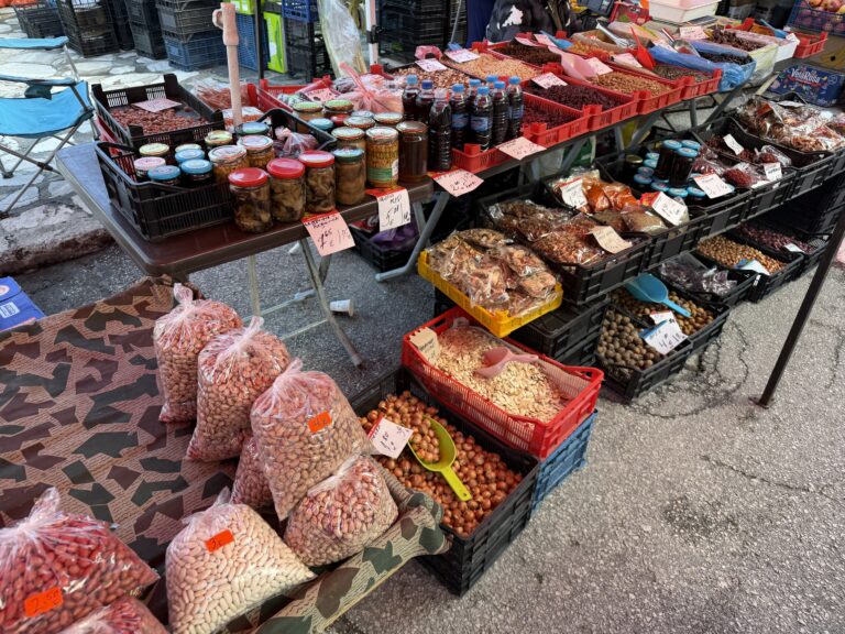 Сергия на неделния пазар в Банско с традиционни местни продукти - чували с боб, буркани с мед, ядки и сушени плодове