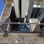 Кабинкова лифт станция в Банско с влизаща синя кабинка и детайл от стоманената конструкция.