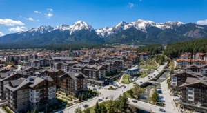 Текущий рынок недвижимости в Банско в 2026 году с видом на Пирин.